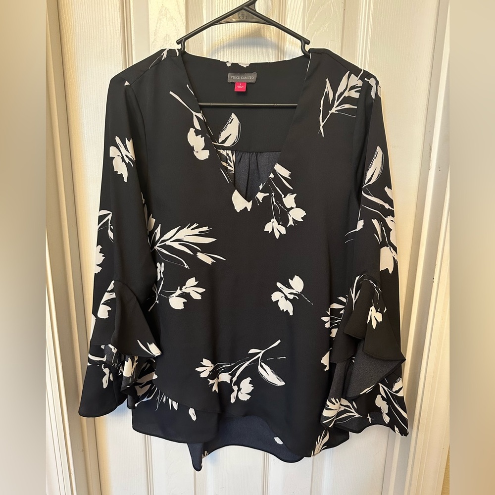 Vince camuto floral long sleeve top size small